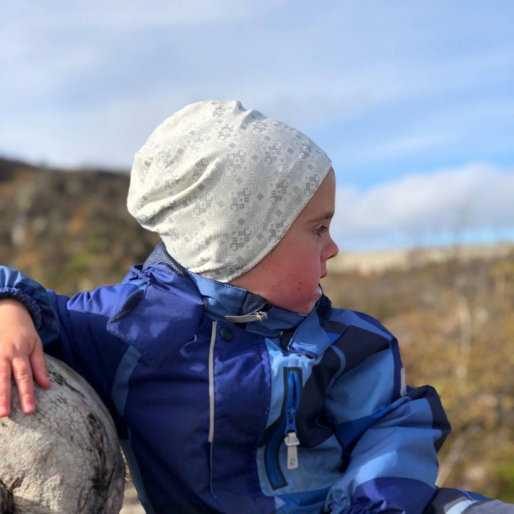 Morild Glitre lue junior er lett, fleksibel og svært myk, med god passform og quickdry-funksjon. Midt i blinken for aktiviteter utendørs!