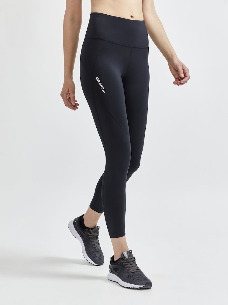 Adv Essence High Waist Tights er en avansert tights som passer for trening og avslappet hverdagsliv. Den er laget av resirkulert polyamid og elastan, har høyt liv og god passform. Dette er en allsidig favorittights som passer de fleste.  