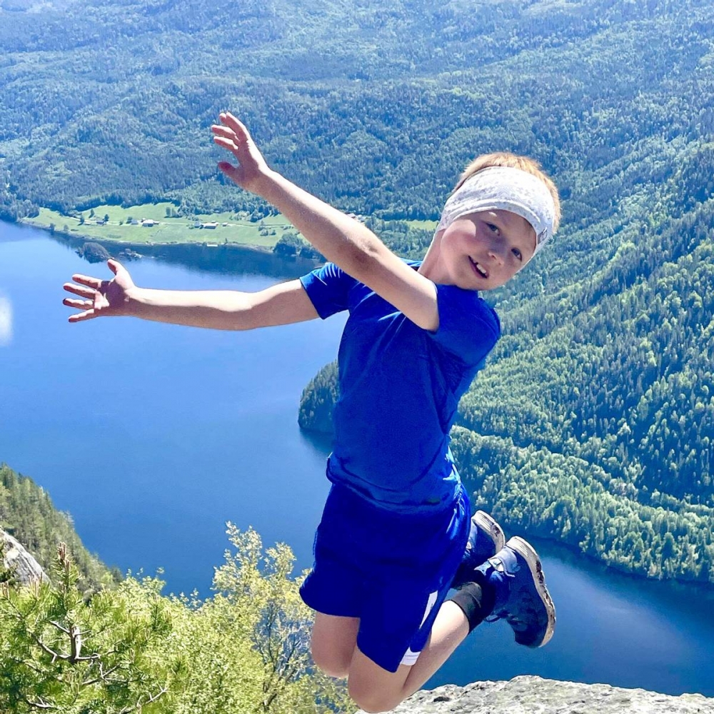 Morild Glitre pannebånd junior er lett, fleksibelt og svært mykt, med god passform og quickdry-funksjon. Midt i blinken for aktiviteter utendørs!