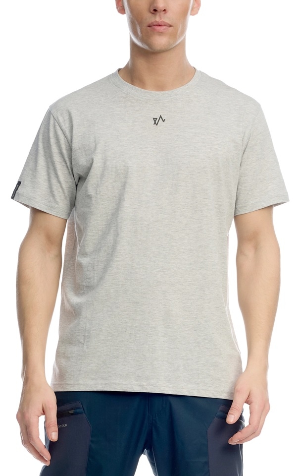 En klassisk basic t-skjorte i myk og komfortabel bomullsjersey, designet med smal passform og et rent uttrykk. Den har en liten logo på brystet, og passer perfekt til både hverdag og fritid.