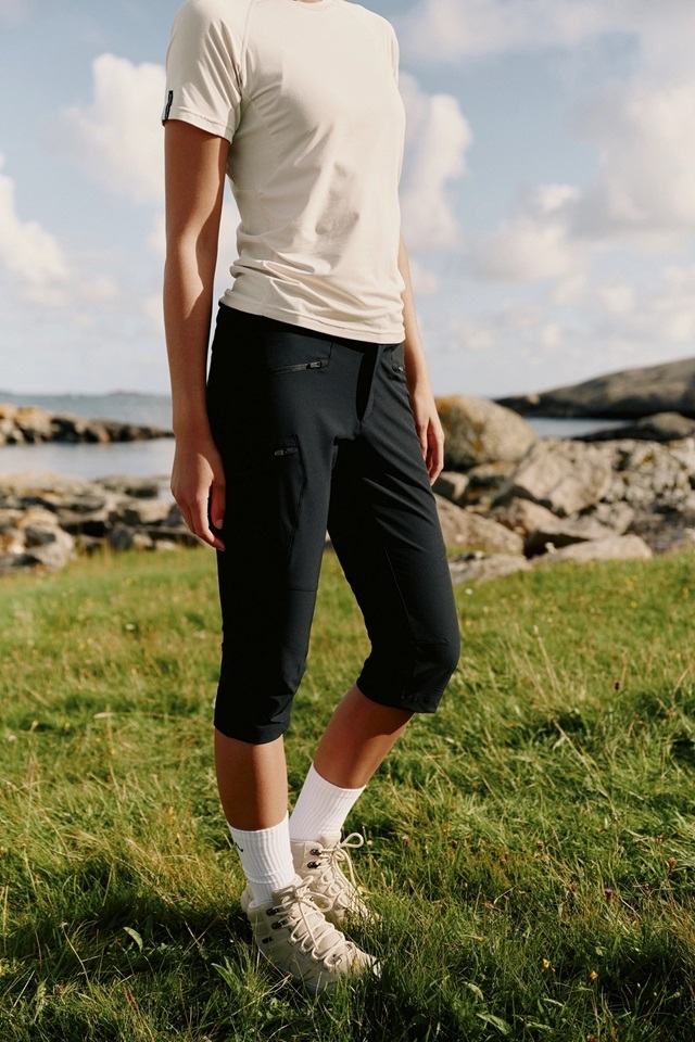 Lett og allsidig trekvartbukse i softshell med god stretch – perfekt for både korte og lange turer. Den er vind- og vannavvisende, hurtigtørkende og har en optimal passform utviklet over tid.