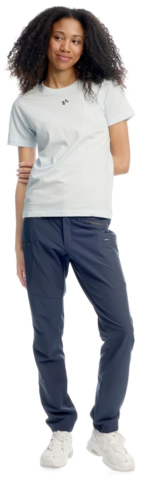 En enkel og stilsikker basic t-skjorte i myk bomullsjersey. Med smal passform, rund hals og korte ermer er dette en allsidig favoritt i garderoben. En diskret logo på brystet gir et rent og tidløst uttrykk.