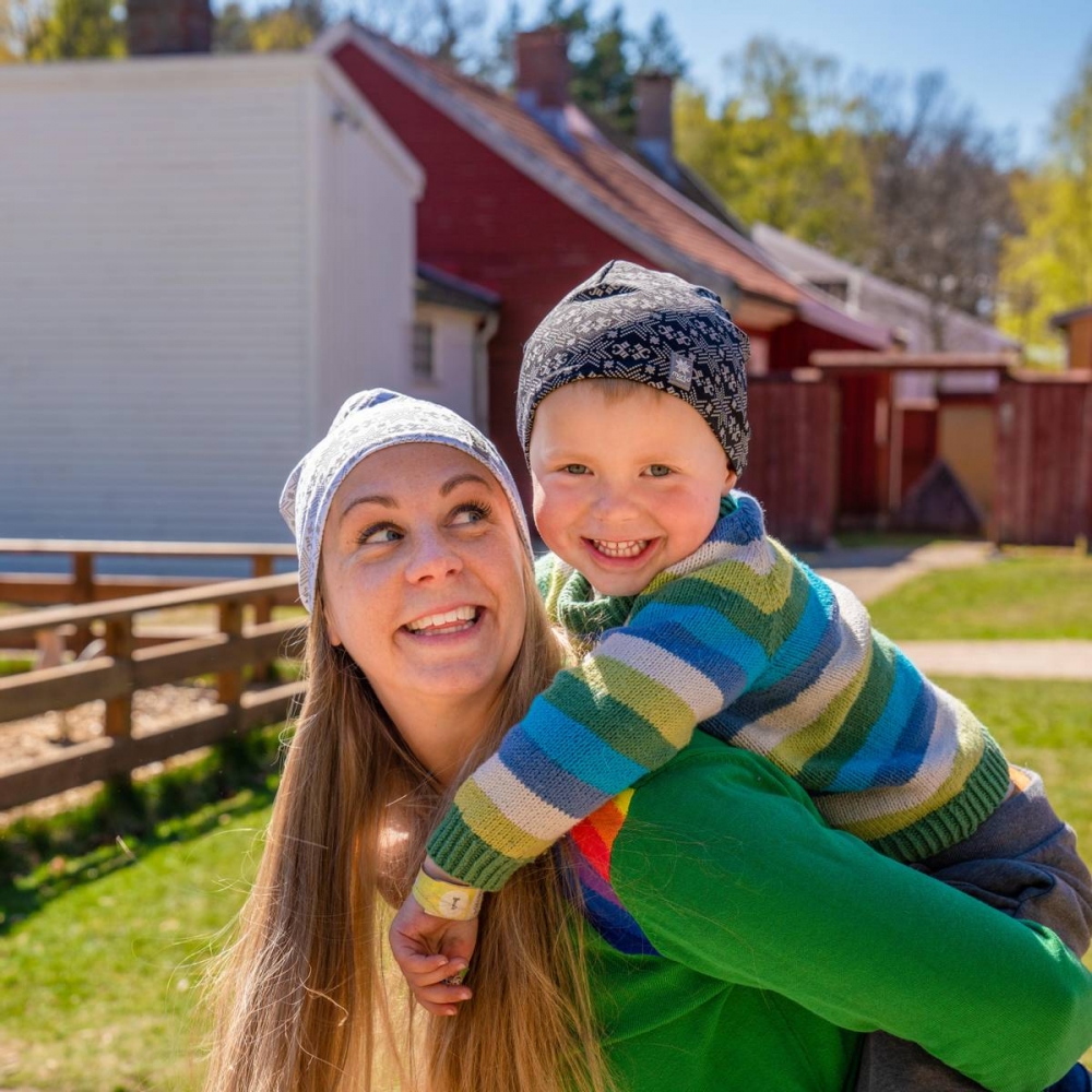 Morild Glitre lue junior er lett, fleksibel og svært myk, med god passform og quickdry-funksjon. Midt i blinken for aktiviteter utendørs!
